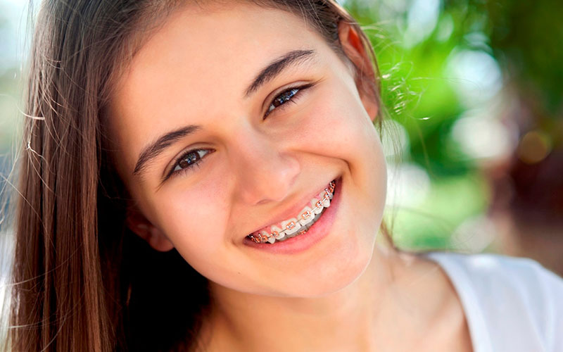 رؤية الميت في المنام للعزباء يبتسم