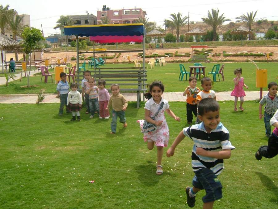 التنزه داخل الحديقة