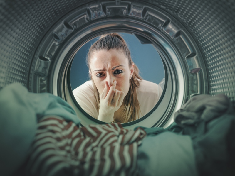 كيفية التخلص من الروائح الكريهة من الملابس دون غسلها