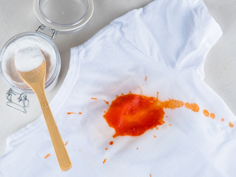 4 طرق مجربة لإزالة صلصة الطماطم عن الملابس