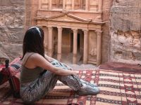 كندا حنا تخطف الأنظار بإطلالة مريحة وجذابة في مدينة البتراء الأردنية كندا حنا تخطف الأنظار بإطلالة مريحة وجذابة في مدينة البتراء الأردنية