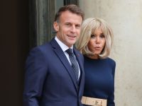 French President Emmanuel Macron (L) and French President's wife Brigitte Macron pose before a meeting with Jordan's Crown Prince at the Elysee Palace in Paris on October 8, 2025. (Photo by Ludovic MARIN / AFP)  Brigitte Macron
