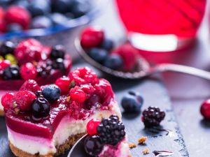 سلطة فواكه بالجبن الكريمي مع رذاذ الكراميل سلطة فواكه بالجبن الكريمي مع رذاذ الكراميل