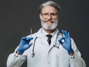 طبيب البوابة: 5 لقاحات للكبار لمنع الإصابة بالأمراض المعدية  طبيب البوابة: 5 لقاحات للكبار لمنع الإصابة بالأمراض المعدية