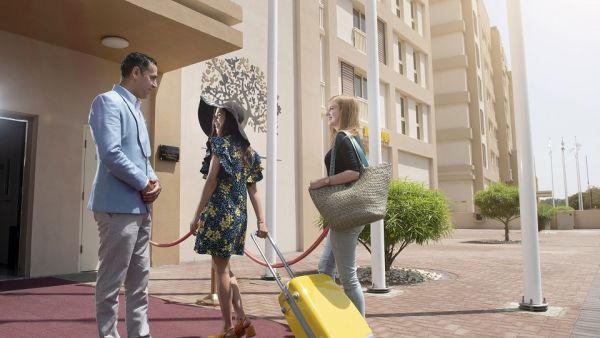 يمكنك الاستمتاع مع عائلتك بأجنحة مجهزة بعناية و إتقان مع مشاهد بانورامية من مدينة الأضواء أبوظبي في أجنحة "جنة- برج السراب" يمكنك الاستمتاع مع عائلتك بأجنحة مجهزة بعناية و إتقان مع مشاهد بانورامية من مدينة الأضواء أبوظبي في أجنحة "جنة- برج السراب"