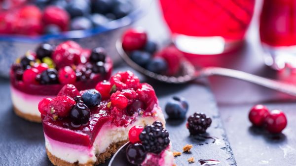 سلطة فواكه بالجبن الكريمي مع رذاذ الكراميل سلطة فواكه بالجبن الكريمي مع رذاذ الكراميل