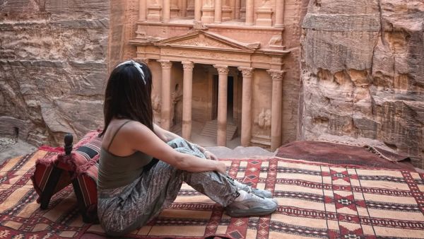 كندا حنا تخطف الأنظار بإطلالة مريحة وجذابة في مدينة البتراء الأردنية كندا حنا تخطف الأنظار بإطلالة مريحة وجذابة في مدينة البتراء الأردنية