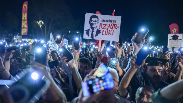 Protesters hold their mobile phones in the air as they hold placards reading 'Freedom for Imamoglu' as they take part in a demonstration against the detention of the Mayor of Istanbul, Ekrem Imamoglu, organised by the country's main opposition, the Republican People's Party (CHP), at Beyazid Square, in Istanbul, 07 May 2025. (Photo by Yasin AKGUL / AFP) Ekrem Imamoglu