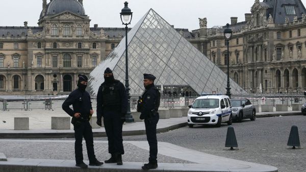 French police officers stand in front of the Louvre Museum after robbery, in Paris on October 19, 2025. Photo by DIMITAR DILKOFF / AFP Louvre Museum