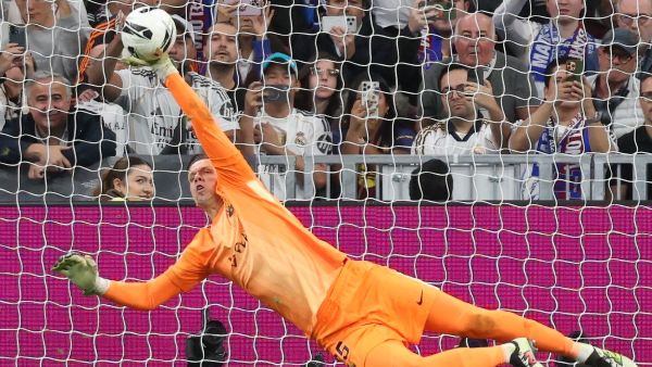 تشيزني يحفر اسمه في تاريخ الكلاسيكو (Photo by Oscar DEL POZO / AFP) تشيزني يحفر اسمه في تاريخ الكلاسيكو