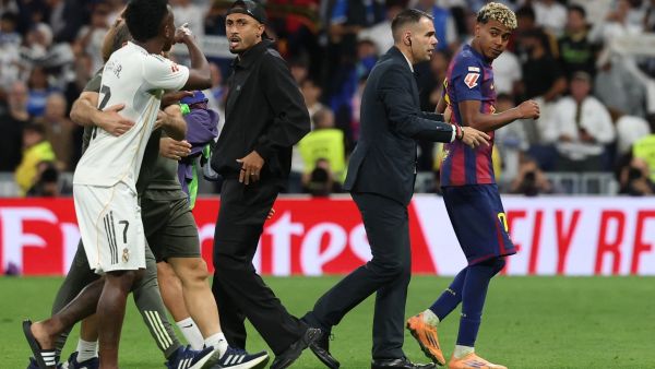 والد لامين يامال يخرج عن صمته بعد خسارة برشلونة أمام ريال مدريد في الكلاسيكو (Photo by Oscar DEL POZO / AFP) والد لامين يامال يخرج عن صمته بعد خسارة برشلونة أمام ريال مدريد في الكلاسيكو