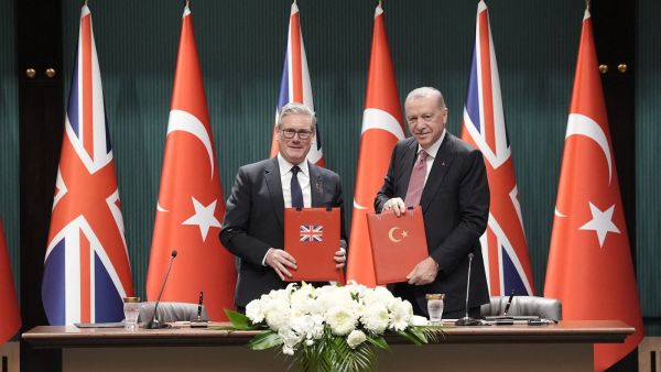 Britain's Prime Minister Keir Starmer (L) and Turkey's President Recep Tayyip Erdogan (R) pose after signing an agreement to sell 20 Eurofighter jets to Ankara in a 10-year deal worth nearly $11 billion at the Presidential Palace in Ankara on October 27, 2025. AFP Turkey signs €11 billion Eurofighter deal with UK