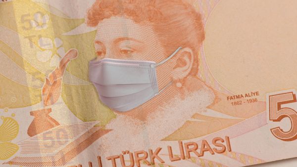 هذا وفقدت العملة أكثر من 9% من قيمتها منذ بداية العام الليرة التركية تشهد استقرارًا وسط تكهنات برفع البنك المركزي توقعات التضخم